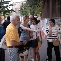 Balade adaptée PMR à l'initiative de l'habitante Lauren avec SAJ Cap'devant, habitants, Les Couleurs de Pont de Flandre, explication mosaïque par Frédéric Ardiet GAP